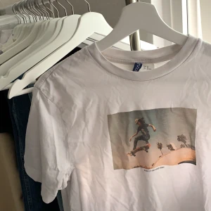 T-shirt med tryck  - Skit ball T-shirt från herr avdelningen på hm. Fint skick och inga defekter. Mer som en storlek s i dam. Vid intresse eller frågor så skicka ett dm 💕☺️