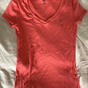 Tommy hilfiger t shirt - Legat i garderoben ett tag. Behövs strykas, annars i nyskick. 