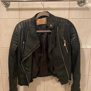 Skinnjacka  - Chiquelles skinnjacka som vi alla känner igen! Inga synbara skador och fortfarande fräsch till utseendet. Skulle säga att den passar till både S-M:) 