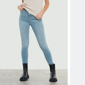 Blå jeans - Säljer dessa blå jeans ifrån bikbok, aldrig använda. Storlek S. Köptes för 499kr säljer för 100kr + frakt 🥰