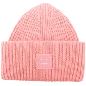 Rosa acnemössa - Säljer den här jätte trendiga rosa acnemössan som ser ut precis som på bilden i början. Ljuset är inte så bra i min bild. Endast använd förra vinter ett kort tag. Påse ingår om man vill men köpare står för frakt eller mötas upp. Original pris 1100kr. Budgivning i kommentarerna och privat