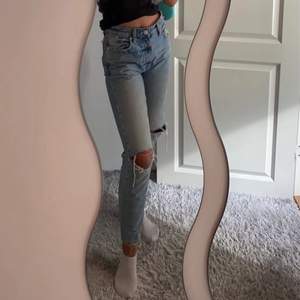 Mom jeans med hål på knäna ifrån Zara, storlek 34. 💙