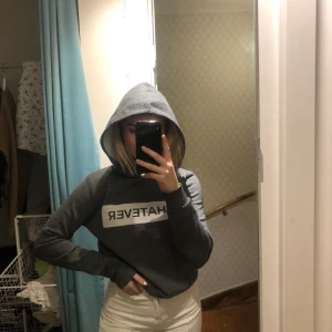 Hoodie, GinaTricot  - Säljer min gamla hoodie från Gina, superbra skick men skulle påstå att den är lite för liten för mig tyvärr. Är vanligtvis en S eller M i hoodies. Kan mötas i Falun, eller skicka. Köparen betalar för frakt