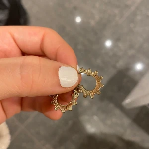 Örhängen - Söta guld örhängen som inte kommer till användning🥰