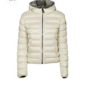 Colmar jacka  - Colmar jacka passar perfekt nu till vintern st 38 passar mig som har xs/s köpt för 3500 säljer för 1300