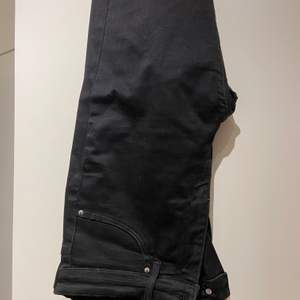 Ett par svarta jeans i modell SNAKE från lager157, använd en gång. Köparen står för frakt 🥰🥰