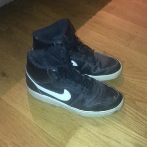 Nike Jordan (annan modell) - Säljer par höga nike COURT borough svarta väl använda därmed priset, fri frakt