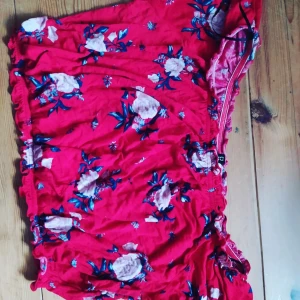 söt off-shoulder Top Fr HM Oanvänd röd med rosor strl L - Jätte fin top men kommer inte till användning.  Frakt 44:-  