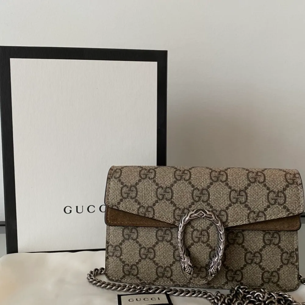 Intressekoll! Säljer eventuellt min otroligt fina Gucci väska i modellen Dionysius. Den är i nyskick då den endast har blivit använd under enstaka tillfällen. Köpt på NK. Alla tillhörigheter såsom kvitto, dustbag och låda finns. . Väskor.