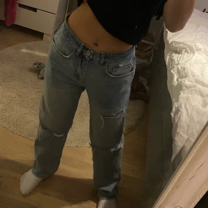 midwaisted ljus blåa jeans💜 - superfina midwaisted ljus blåa jeans med hål köpta från ASOS. storlek w28 l32. säljer pga ingen användning och är 158 cm💜