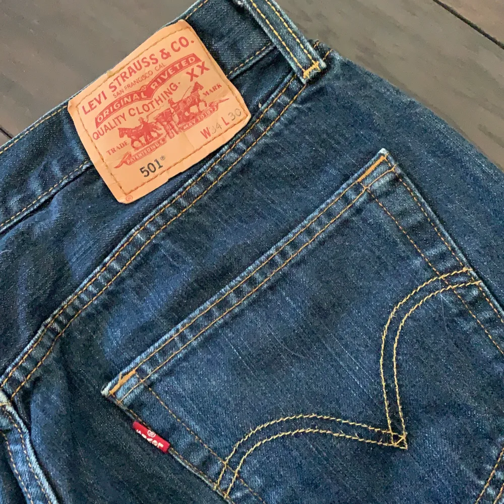 Blåa Levis jeans i modell 501, w34 L30, vintage! Knappgylf, bud startar på 250kr går ut 12:00 5 december. Jeans & Byxor.