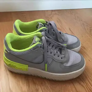 Ett par ascoola Nike air force 1, använt 2 gånger!!! Gråa med neongula detaljer! Reflex där bak där det står ”Nike”! Möts gärna upp i sthlm, kan även frakta!!😃 