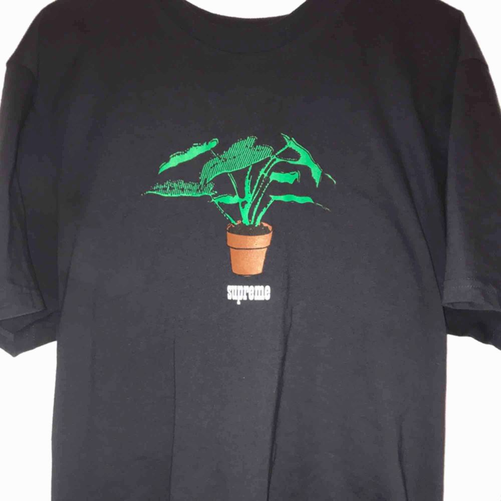 Säljer min äkta Supreme Plant Tee köpt här på plick för 700kr. Säljer för billigt pris eftersom jag är i snabbt behov av pengar. Möts gärna upp i sthlm 🌿. T-shirts.