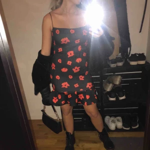  - Söt och superskön klänning från Prettylittlething. Helt ny, prislappen sitter kvar. Säljer pga försent att skicka tillbaka. Strl UK 10 motsvarande M, men upplever den mer som en S. Jag är vanligtvis en S och den sitter perfekt på mig. Frakt tillkommer 💌