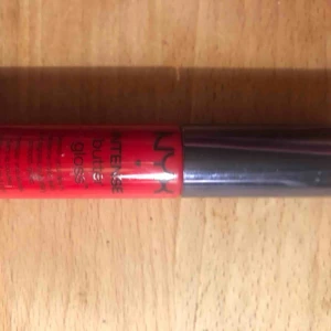  - Nyx populära läppglans i en underbar röd färg som håller hela dagen! 