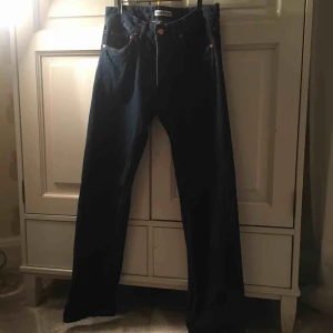  - Ett jättesnygga mörkblå jeans från Acne! De är ifrån slutet av 90-talet så de finns inte att köpa längre. De har en snygg passform och jag har ungefär storlek 36 i vanliga jeans och de här är liiite stora på mig💗  Tar bara swish💸 Pris kan diskuteras  
