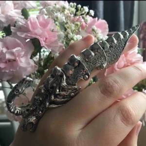  - riktigt cool ring som liknar en skorpion, den första bilden är från förra säljaren! frakt är redan inräknad