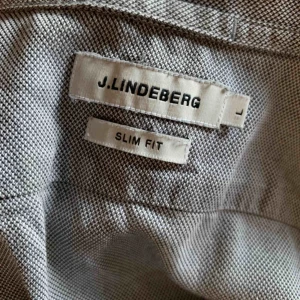  - Finskjorta från J.Lindeberg i modellen slim fit. I väldigt bra skick, knappt använd 