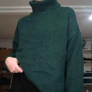  - Assnygg och mysig mörkgrön tjocktröja. 