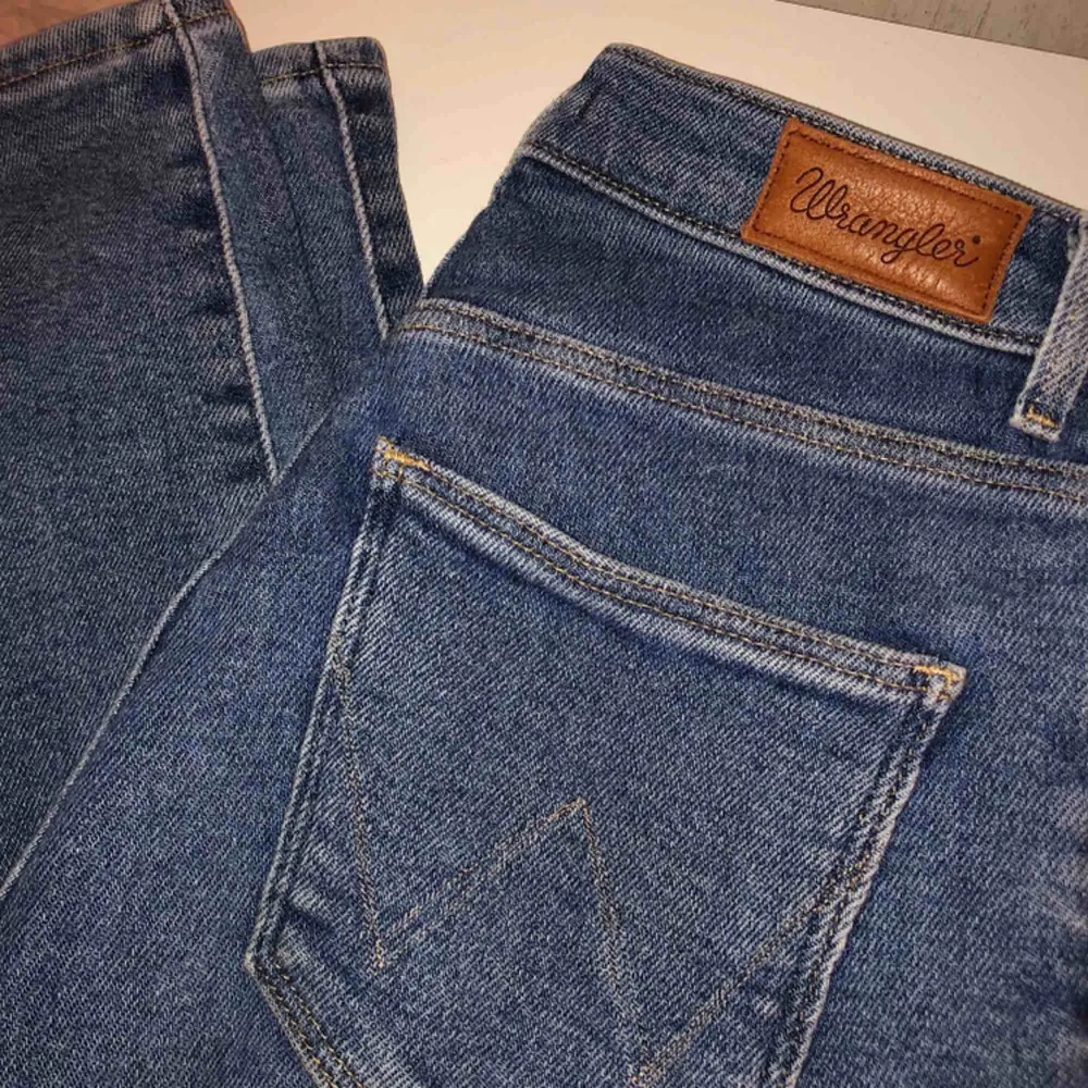 Super high waisted jeans, tighta men vintage look. Endast använda ett fåtal gånger ☺️. Jeans & Byxor.