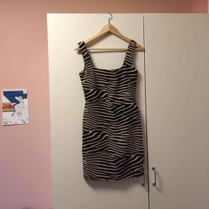  - Snygg tight zebraklänning med 60-talsvibbar! Kort och underbar till stövlar😍 som ny - endast testad! 