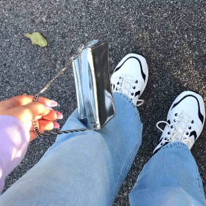  - En suuuuper fin väska ifrån Carin Wester. Denna väskan kan man både ha som axelväska samt en väska man kan hänga runt 🥰 Den går att reglera om man vill ha den som axel väska eller som axelremsväska.