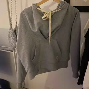 G-star raw hoodie med coola detaljer, och i superbra skick. Nypris ca 1000 kr.