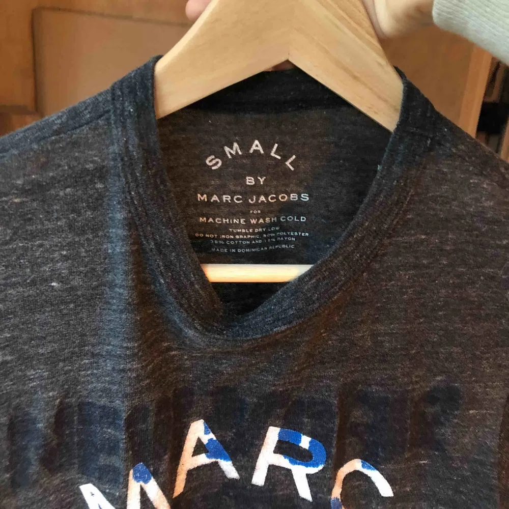 T-shirt från Marc Jacobs, mörkgrå. Mycket gott skick,  inga skador. . T-shirts.