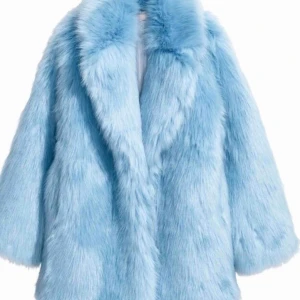  - Hej!! Intressekoll av min kära kära päls. Den är sjukt fluffig och tjock, känns äkta och väldigt lyxig.  Storleken skulle jag säga är en stor 38, då jag som vanligtvis har 38 får plats med en tunnare tjocktröja under denna. 