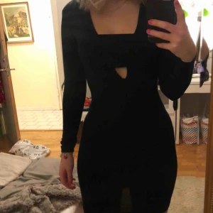  - Svart klänning från h&m