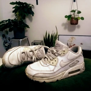  - Vita Nike i storlek 38. Inköpta förra året.