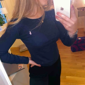  - En fin marinblå långärmad från Ralph Lauren. NYSKICK. Köpt för 799kr i deras egen butik. 