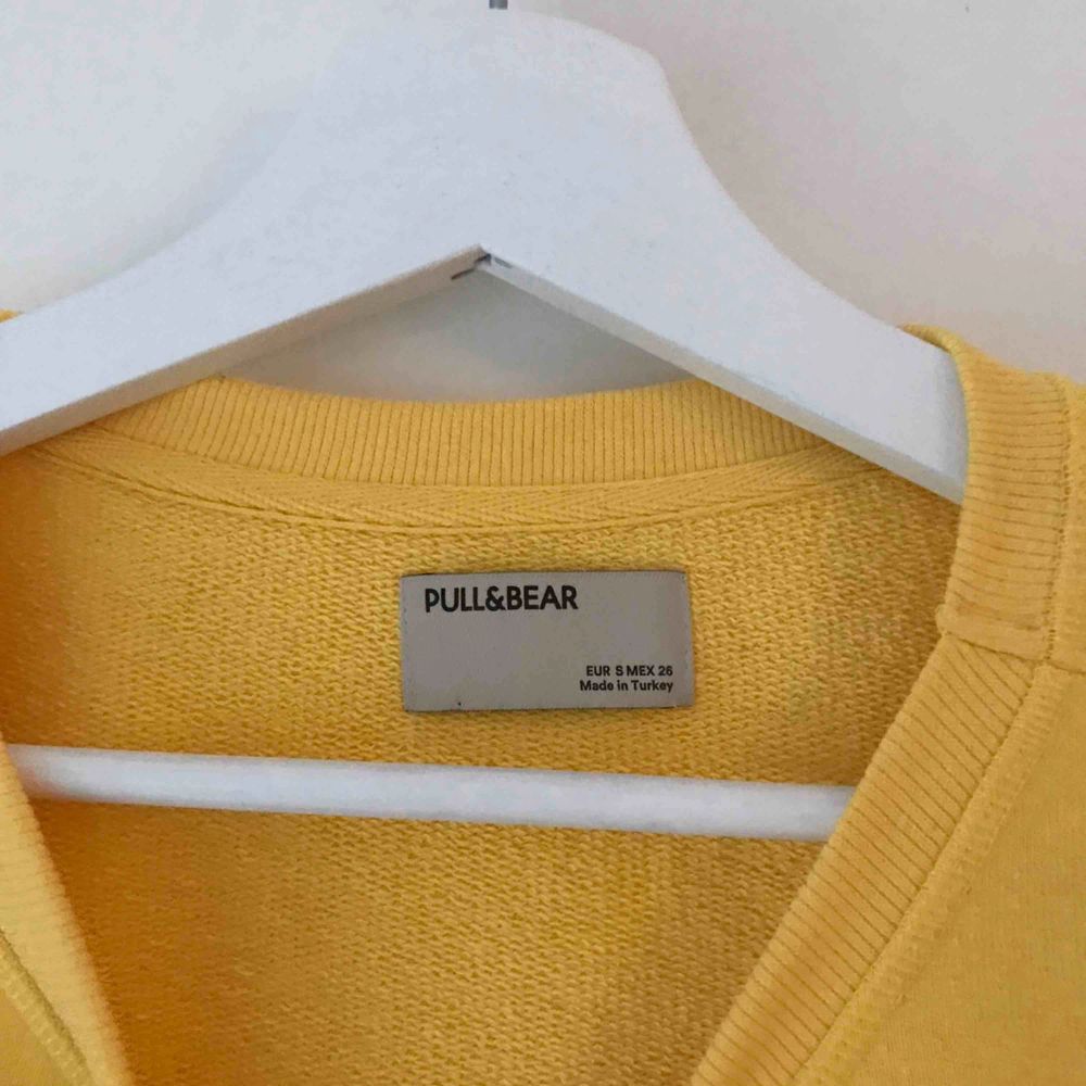 Gul sweatshirt från Pull&Bear, köpt på teneriffa och använd endast en gång. Frakt tillkommer! :). Huvtröjor & Träningströjor.