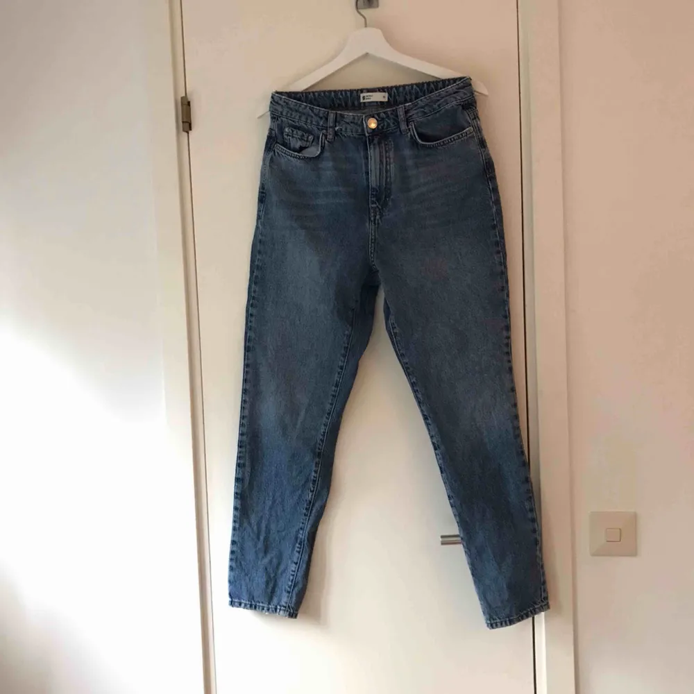 Dagny jeans från GinaTricot, använda ett par gånger men i bra skick. Passar både 38 och 40 enligt mig. Frakt tillkommer! :). Jeans & Byxor.