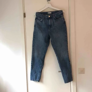  - Dagny jeans från GinaTricot, använda ett par gånger men i bra skick. Passar både 38 och 40 enligt mig. Frakt tillkommer! :)