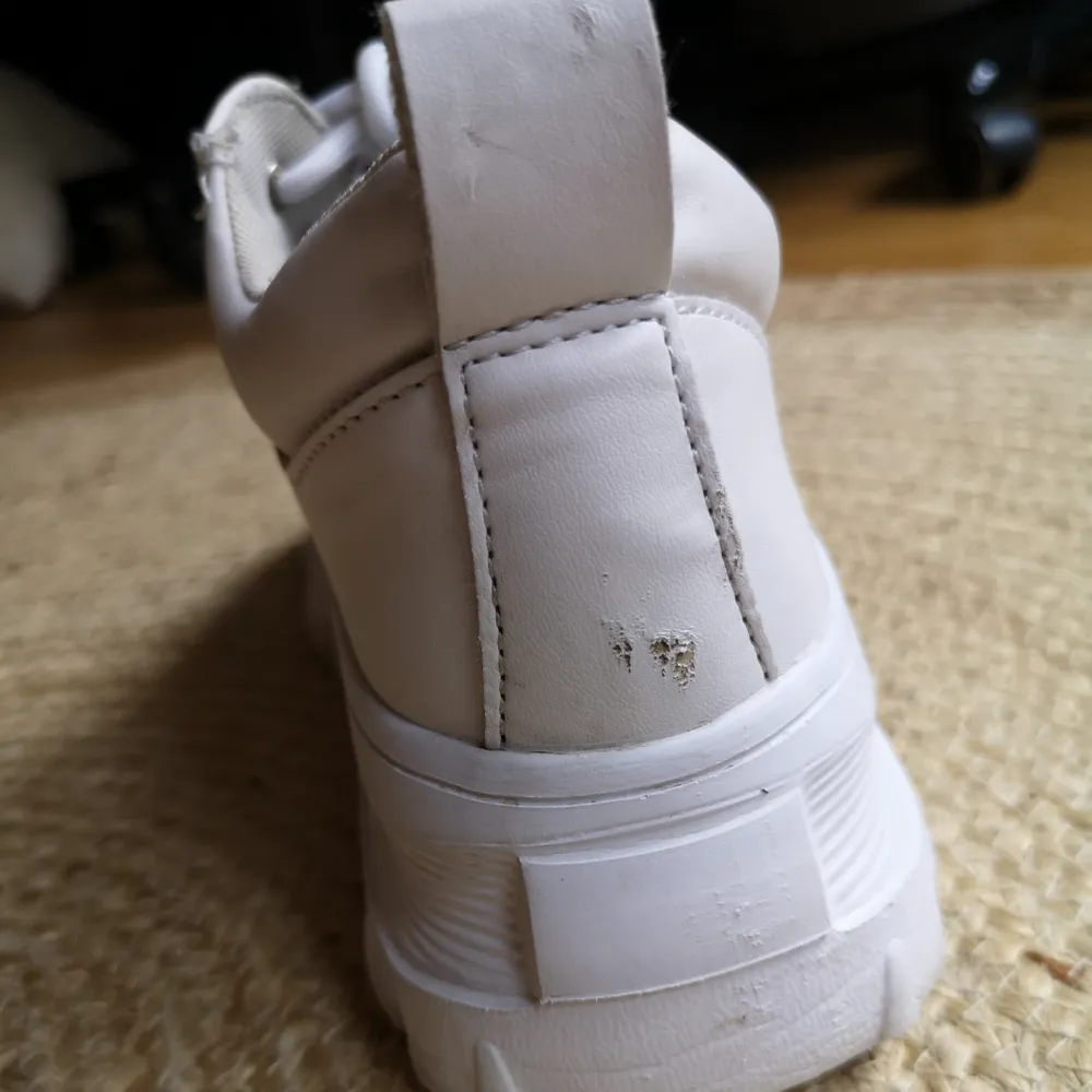 Vita Truffle skor i strlk 39 :) lite slitage som ni kan se på bild 2&3, men annars i fint skick! Köparen står för frakten:). Skor.