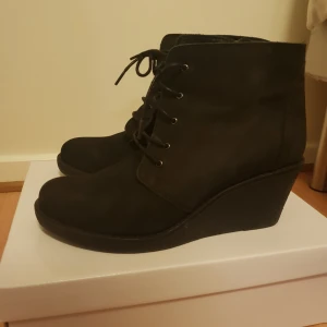  - Använda ett par gånger Svarta mockaskor från bianco