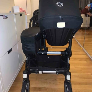  - Vagnen är i bra använt skick och ingenting är solblekt, någon enstaka repa men inget märkvärt.   I priset ingår även bugaboos high performance åkpåse både för vår och vinter, samt ligg och sittdel.  Vagnen har alltid förvarats inomhus. Kvitto finns! 