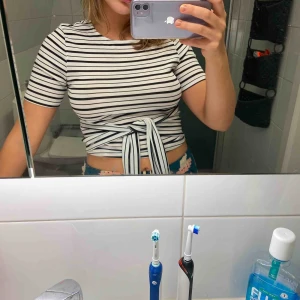  - Randig tröja. Går att knyta båda fram och bak. Knappt använd, som ny. Köparen står för frakt.