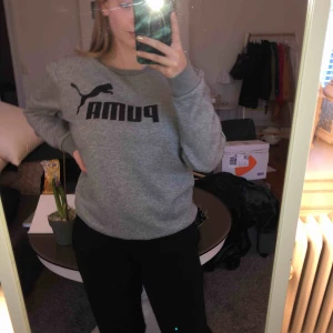  - Tjocktröja från Puma, herr model. Knappt använd. Finns att hämta i Linköping men fraktar även, köparen står för frakten. Betalning sker via swish. 