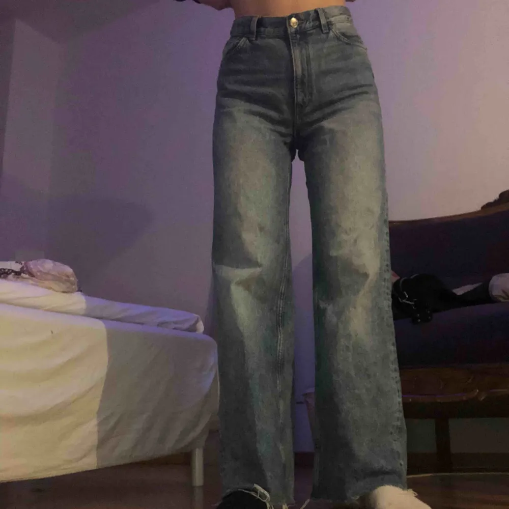 Monki jeans i färgen mid blue som inte kommer till användning längre.  Modell: Yoko Min längd:1.63 cm Fraktpris: 60kr Midjemått: 26cm. Jeans & Byxor.