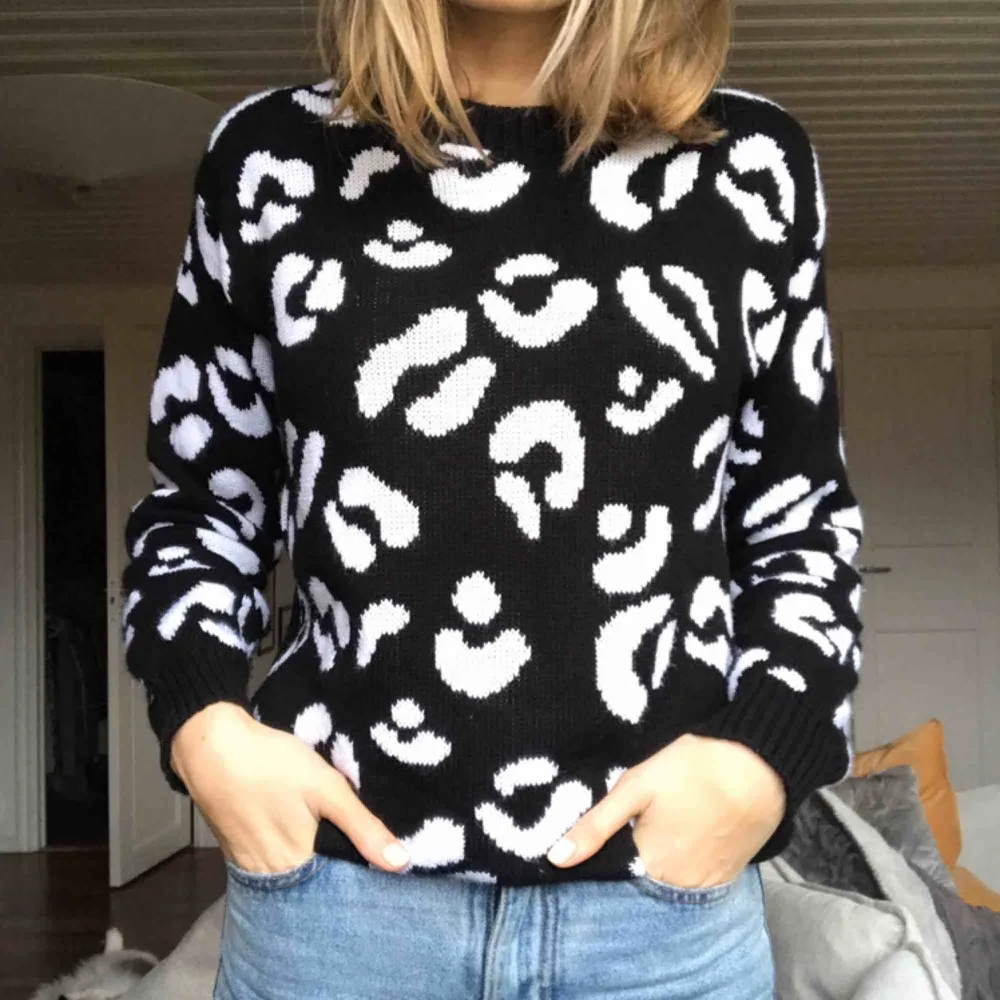 Leopardmönstrad stickad tröja, använd ca 4 gånger. Kan mötas i Stockholm/Täby annars tillkommer frakt🥰 . Stickat.