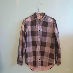  - Så fin skjorta från Cheap monday! Köpt på Urban outfitters. Tjockt tyg- typ jeans? 