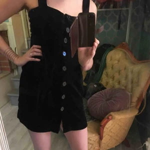  - Mycket fin klänning i sammet med knappar från Indiska. Använd endast ett fåtal gånger. Väldigt bra kvalitet. Nypris: 499 kr.