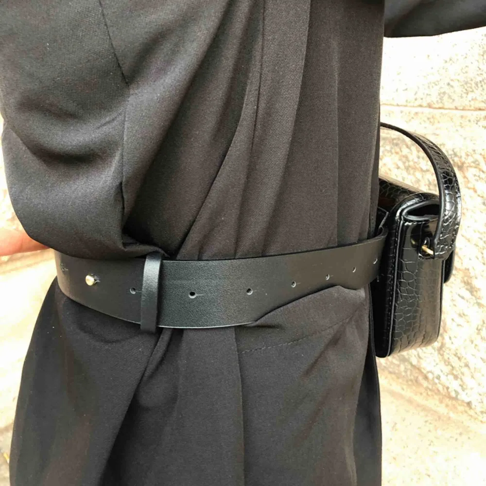 Black bag, belt included, can be removed. . Väskor.
