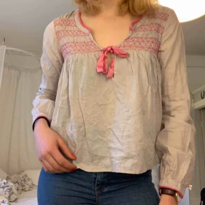 Blus från Odd Molly - Fin blus i grå/rosa färg från Odd Molly i stl. 1 (som en S i vanlig storlek). Mycket bra skick. Delar på frakten. 🌸🌺🌷💐