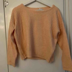  - Beige stickad tröja köpt från ellos. Den är i bra skick och använd 4 gånger