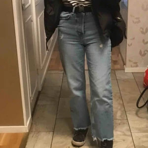  - Jeans från Zara stl 34. Hämta hemma hos mig i bunkeflo eller så tillkommer frakt📦. Nyskick då dem endast är använda 3 ggr💖 
