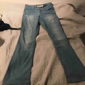  - Ett par riktigt snygga bootcat byxor i en fin ljus blå färg! Köpta från new house och är i toppen skick. 