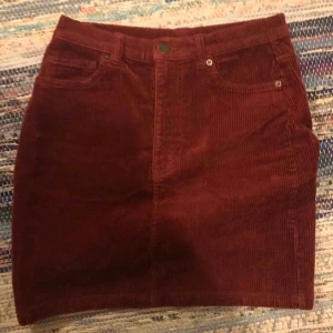  - Vinröd manchesterkjol i jeansmodell från monki. Använd ytterst få gånger! strl 36 men skulle nog säga att den är stor i storleken. Frakt tillkommer✨